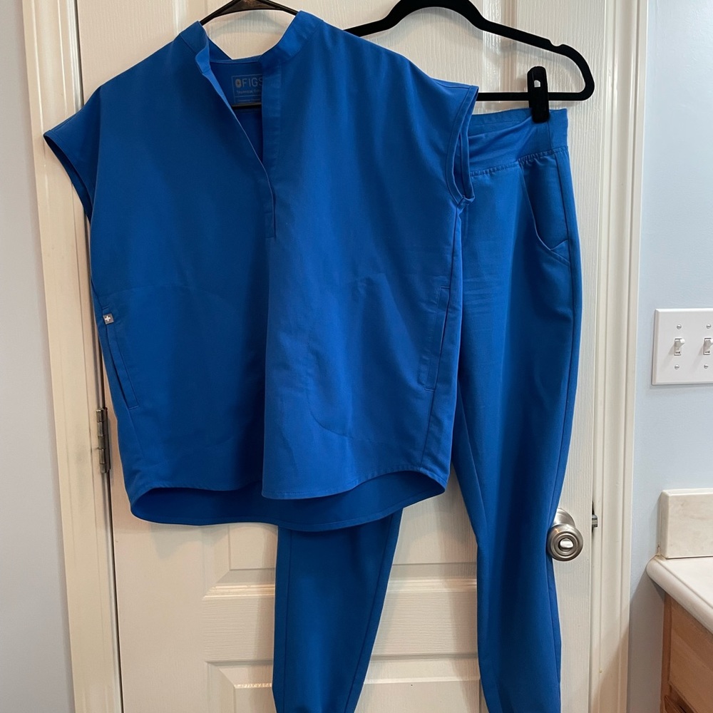FIGS scrubs Rafeala top/ Zamora joggers